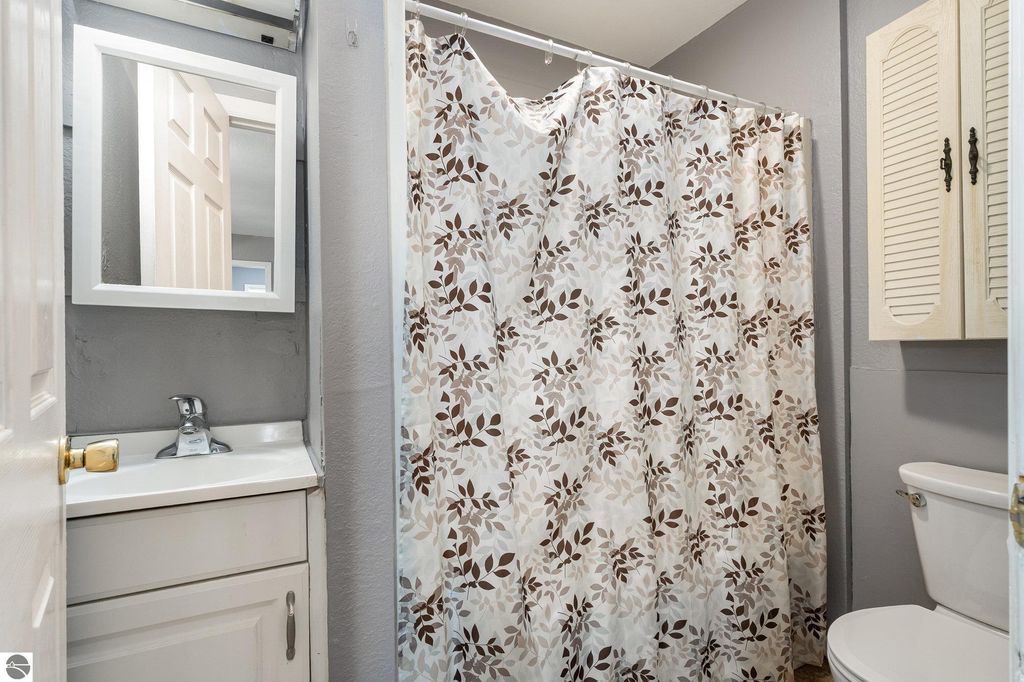 Image 17 of property listing at 805 S Douglas Drive, Mt Pleasant, MI 48858