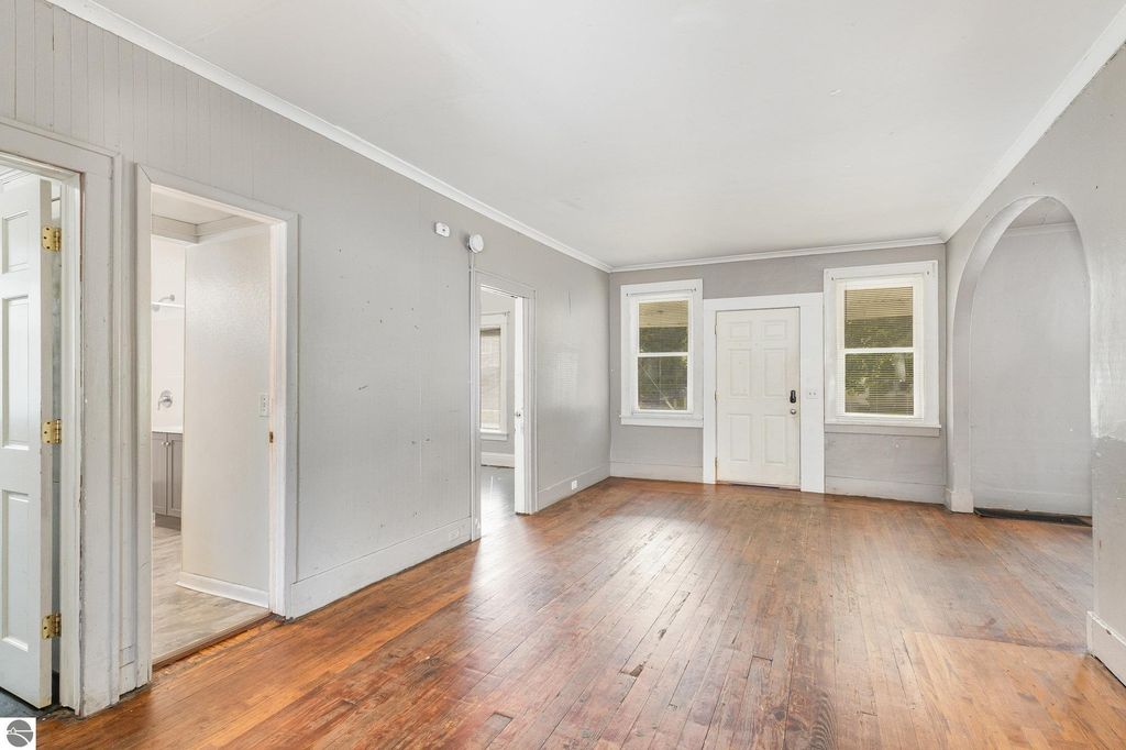 Image 4 of property listing at 805 S Douglas Drive, Mt Pleasant, MI 48858