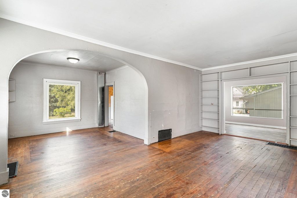 Image 5 of property listing at 805 S Douglas Drive, Mt Pleasant, MI 48858