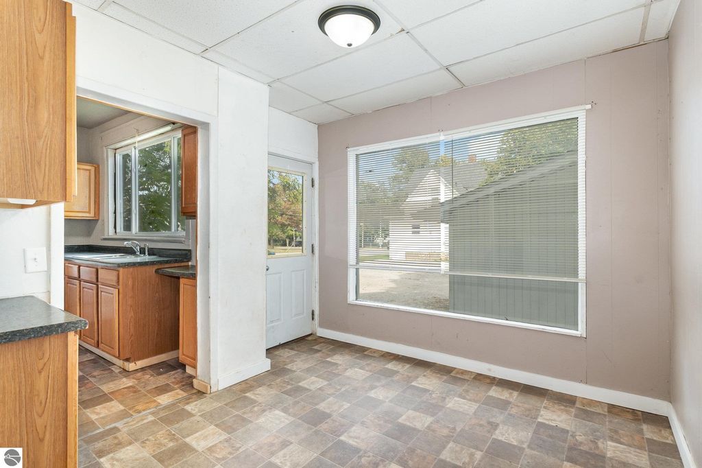 Image 6 of property listing at 805 S Douglas Drive, Mt Pleasant, MI 48858