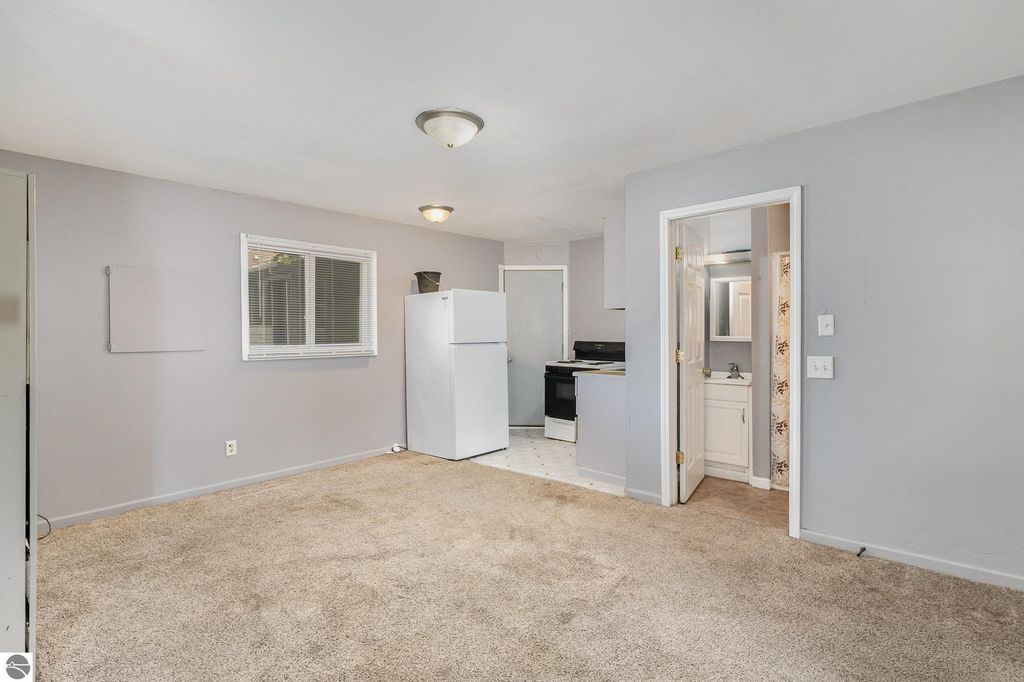 Image 9 of property listing at 805 S Douglas Drive, Mt Pleasant, MI 48858