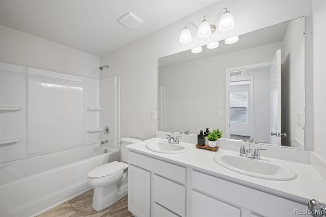 713 Whisperwood Way, Chelsea, MI 48118