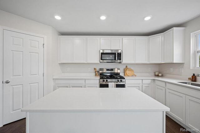713 Whisperwood Way, Chelsea, MI 48118