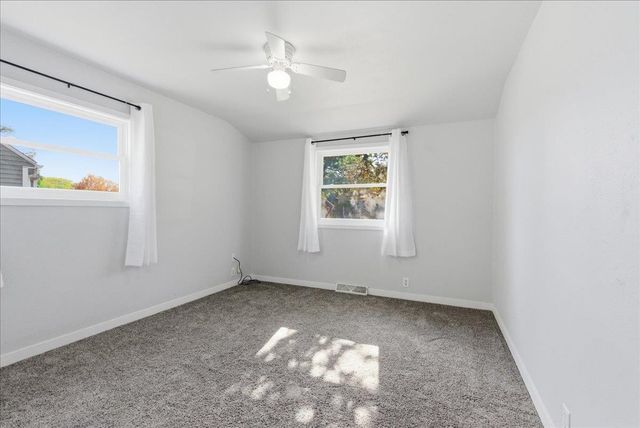 927 W 14th Street, Cedar Falls, IA 50613