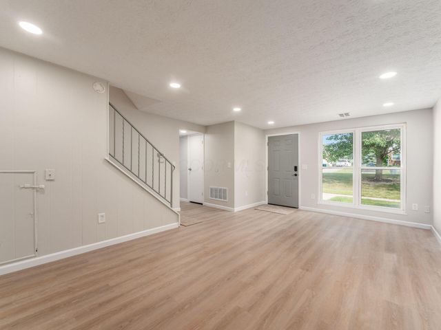 660 Cherry Hollow Road, E, Columbus, OH 43228