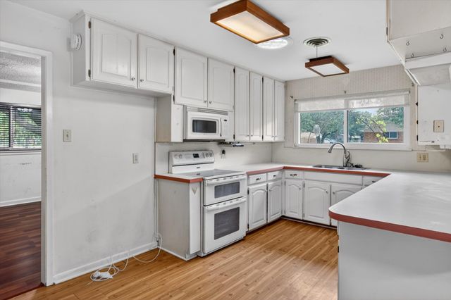 628 W Redbud Drive, Hurst, TX 76053