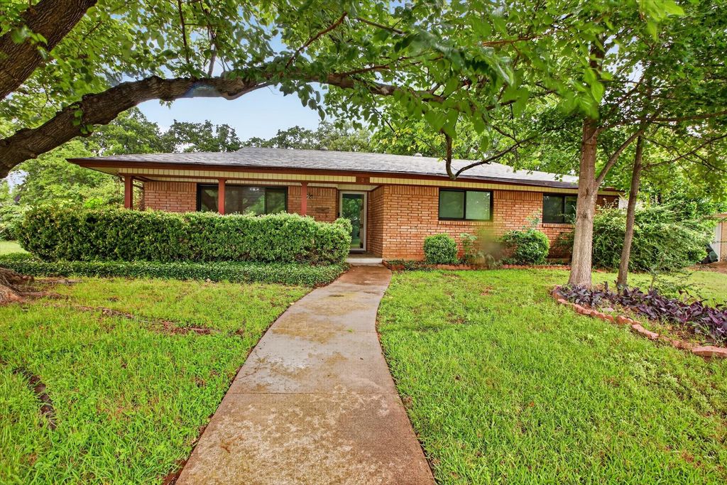 628 W Redbud Drive, Hurst, TX 76053