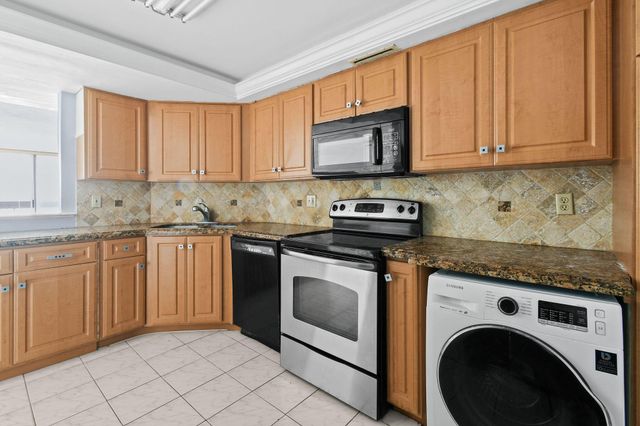 2400 Presidential Way 2006, West Palm Beach, FL 33401