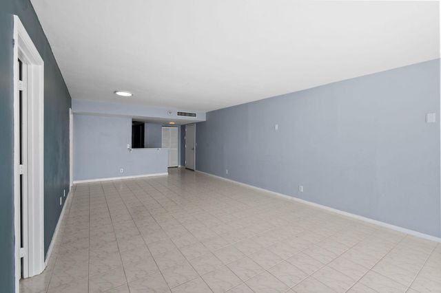 2400 Presidential Way 2006, West Palm Beach, FL 33401