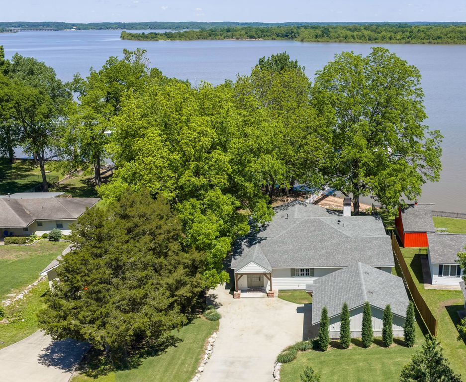 1205 Red Bud Drive, Grove, OK 74344