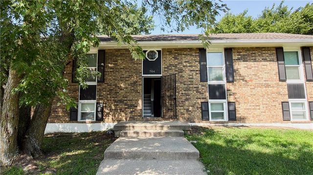 704 NE Ball Drive, Lee's Summit, MO 64086