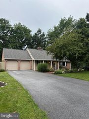 24 BROOKWOOD DR, Lititz, PA 17543