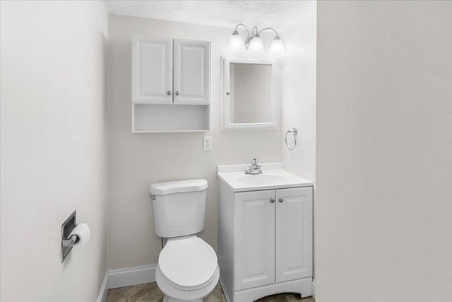 8 Captain Cook Ln 8, Barnstable, MA 02632