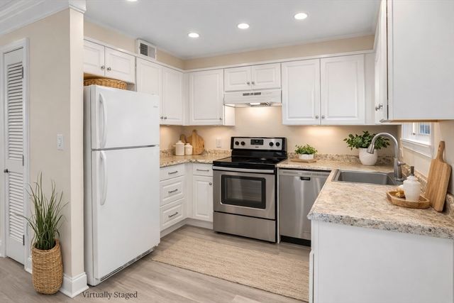 8 Captain Cook Ln 8, Barnstable, MA 02632