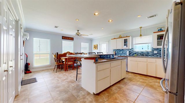 816 Pinata Drive, Crystal Beach, TX 77650