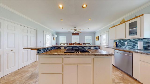 816 Pinata Drive, Crystal Beach, TX 77650
