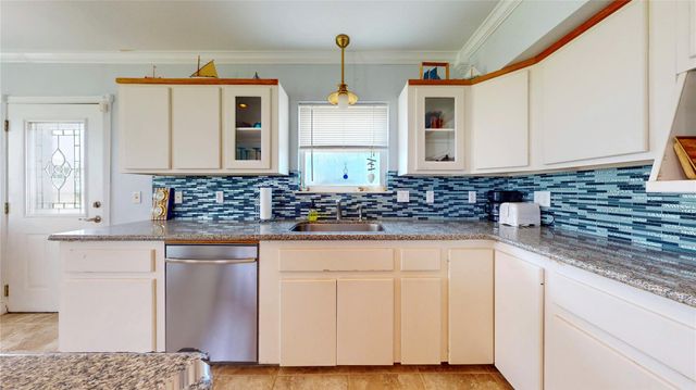 816 Pinata Drive, Crystal Beach, TX 77650