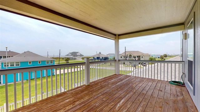 816 Pinata Drive, Crystal Beach, TX 77650