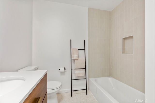 1107 E 3rd 8, Long Beach, CA 90802