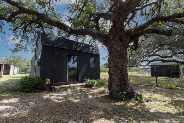 235 County Road 7712, Devine, TX 78016