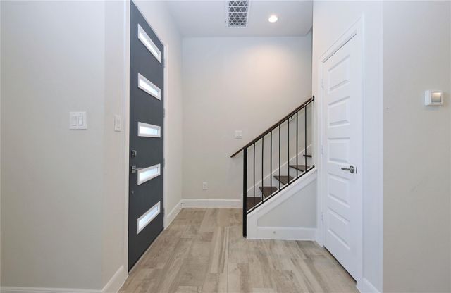 506 W Donovan G, Houston, TX 77091