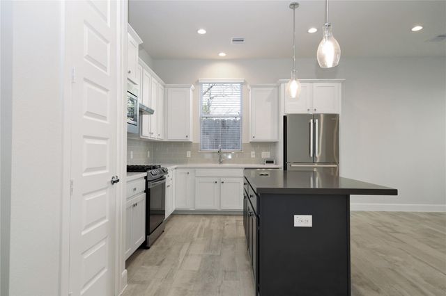 506 W Donovan G, Houston, TX 77091