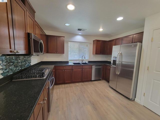 313 Turnstone Cir, Pittsburg, CA 94565