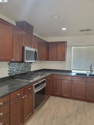 313 Turnstone Cir, Pittsburg, CA 94565