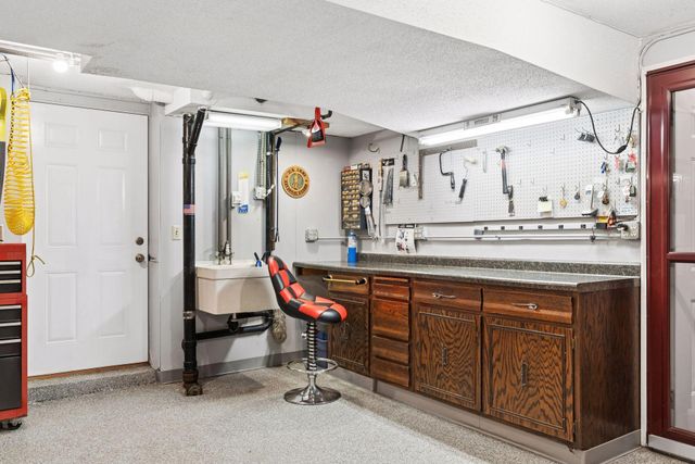 2555 Aladdin Street, Roseville, MN 55113