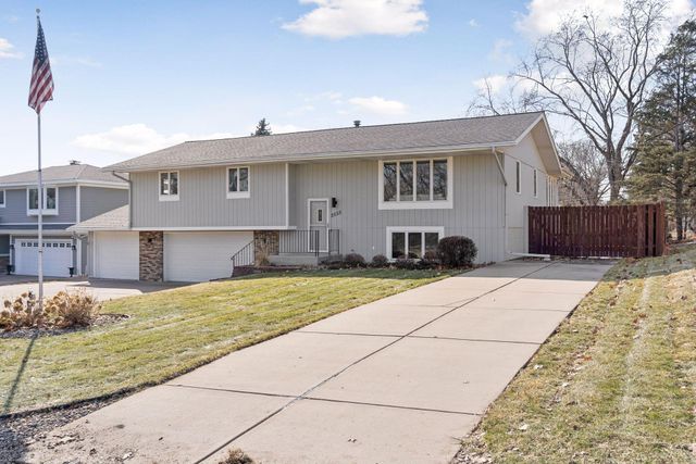 2555 Aladdin Street, Roseville, MN 55113