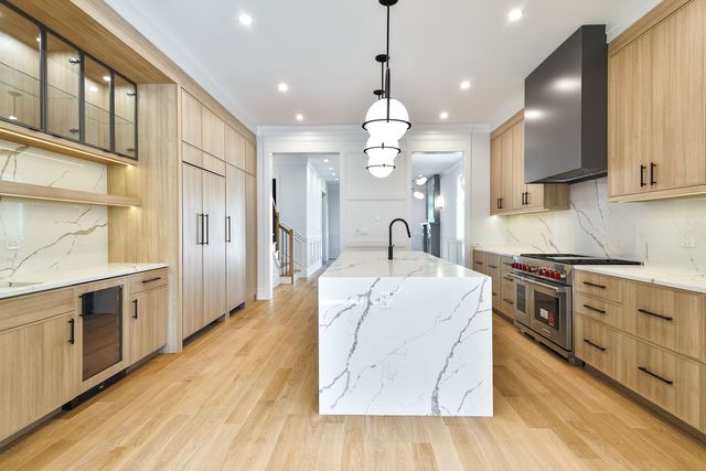 1907 W Wolfram Street, Chicago, IL 60657