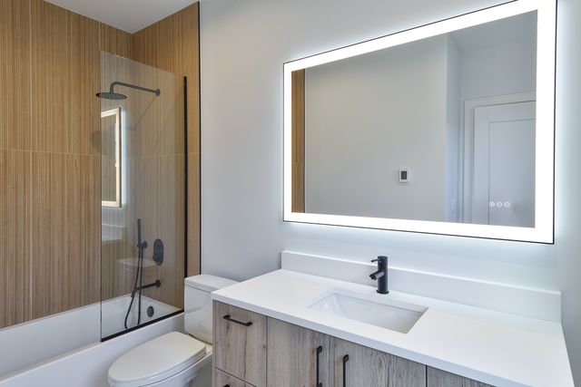 1907 W Wolfram Street, Chicago, IL 60657