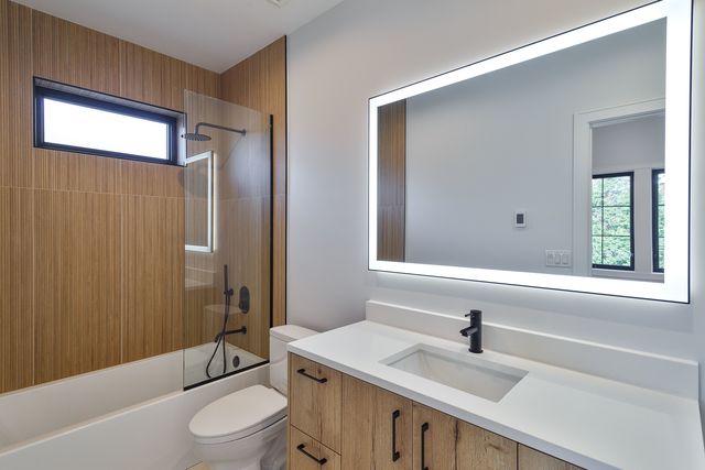 1907 W Wolfram Street, Chicago, IL 60657