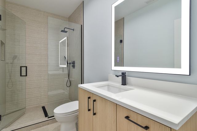 1907 W Wolfram Street, Chicago, IL 60657