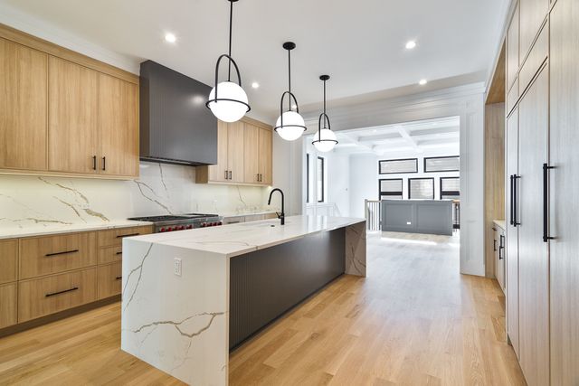 1907 W Wolfram Street, Chicago, IL 60657