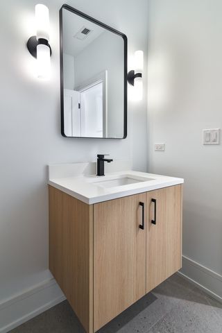 1907 W Wolfram Street, Chicago, IL 60657