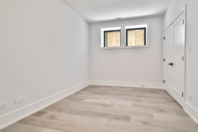 1907 W Wolfram Street, Chicago, IL 60657