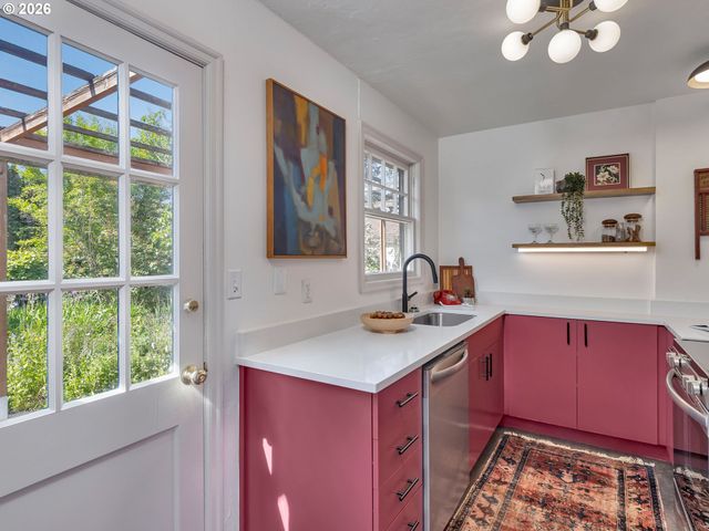 2214 N EMERSON St, Portland, OR 97217