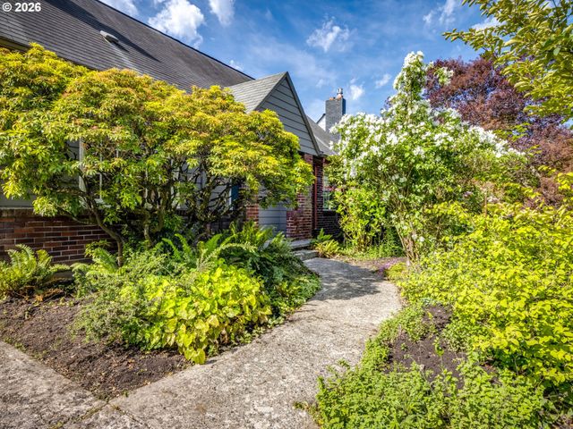 2214 N EMERSON St, Portland, OR 97217