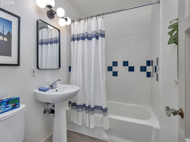 2214 N EMERSON St, Portland, OR 97217