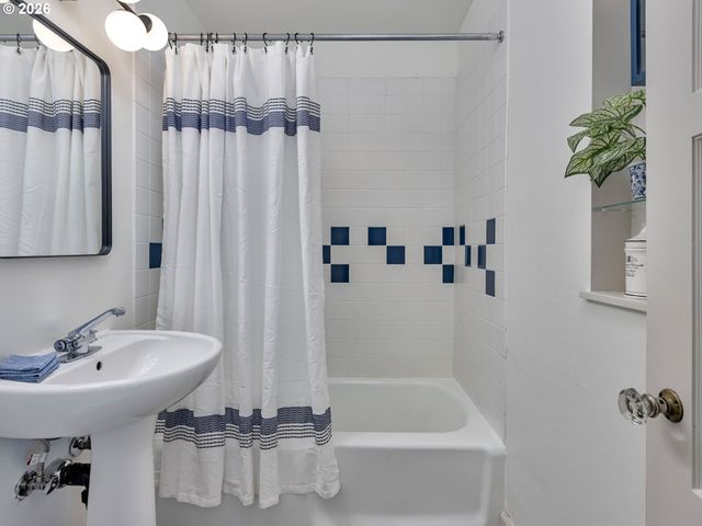 2214 N EMERSON St, Portland, OR 97217