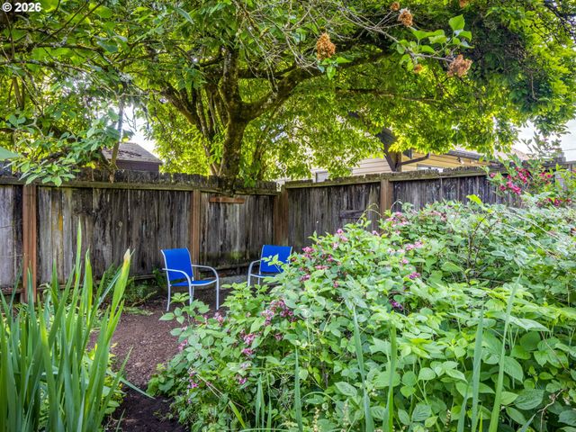 2214 N EMERSON St, Portland, OR 97217