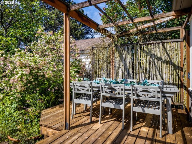 2214 N EMERSON St, Portland, OR 97217