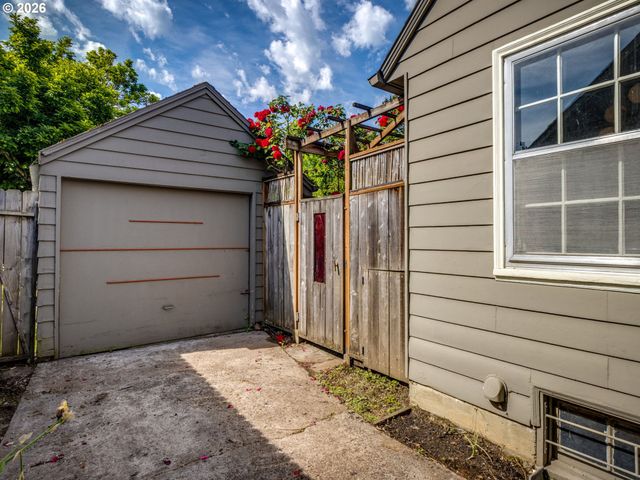 2214 N EMERSON St, Portland, OR 97217