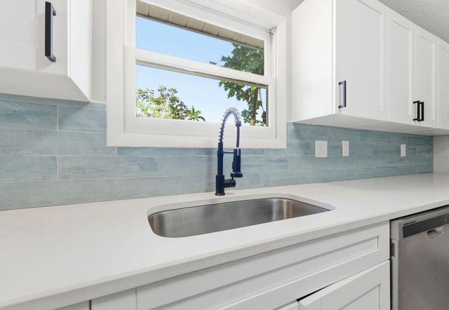 7198 121ST WAY N, Seminole, FL 33772