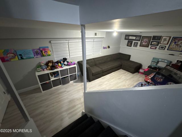 7 Peachtree Road, Oakhurst, NJ 07755