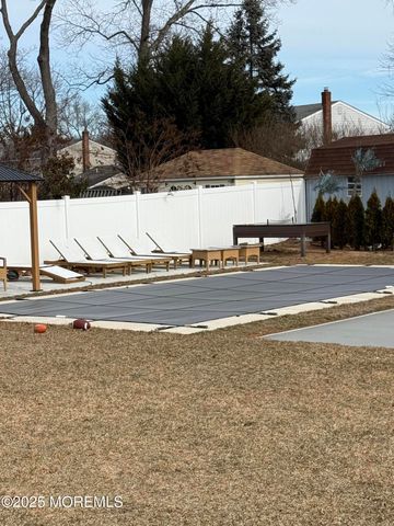 7 Peachtree Road, Oakhurst, NJ 07755