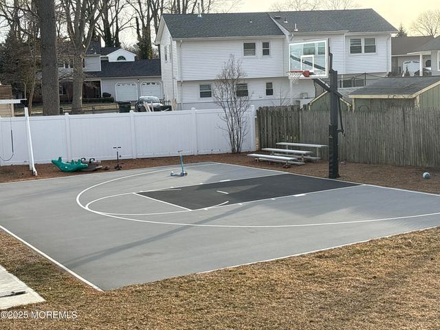 7 Peachtree Road, Oakhurst, NJ 07755