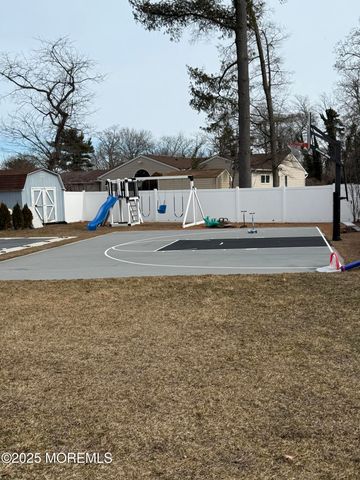 7 Peachtree Road, Oakhurst, NJ 07755