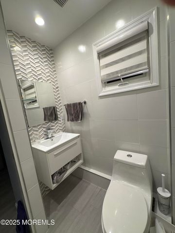 7 Peachtree Road, Oakhurst, NJ 07755